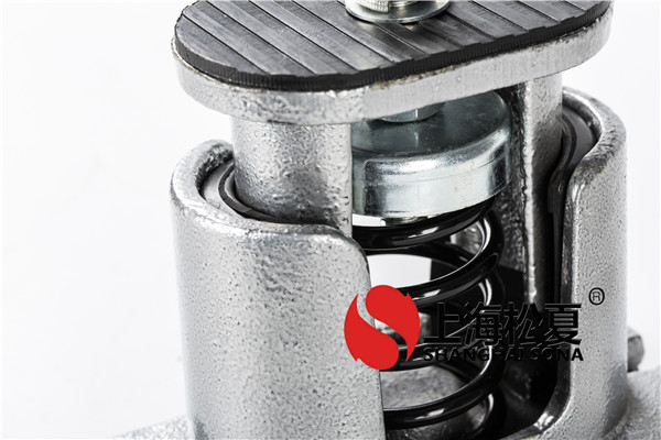 用彈簧減震器來調(diào)節(jié)。